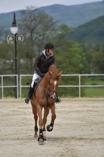 Jeune homme en saut d'obstacles — Photo