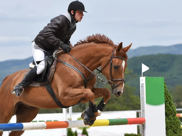 Jeune homme en saut d'obstacles — Photo