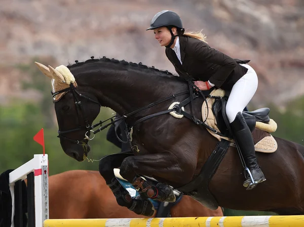 Jong meisje met jumping Toon — Stockfoto