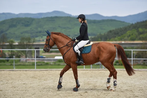 Mulher no show jumping — Fotografia de Stock