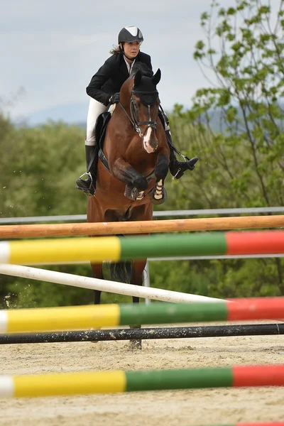 Mulher no show jumping — Fotografia de Stock