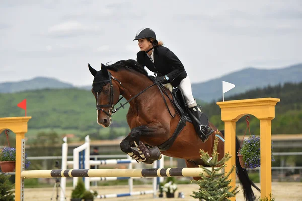 Vrouw in de springsport — Stockfoto