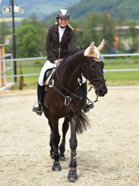 güzel kadın binicilik at