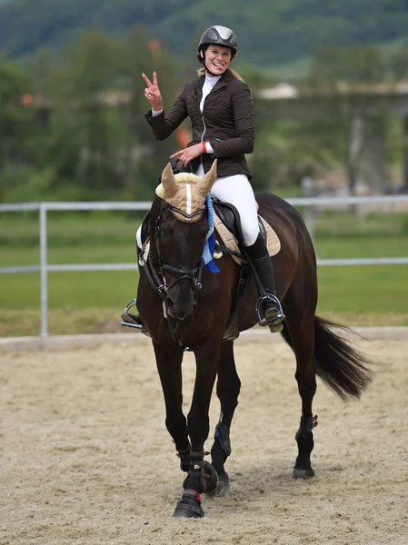 Mooie vrouw paardrijden paard — Stockfoto