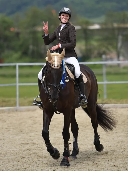 Mooie vrouw paardrijden paard — Stockfoto