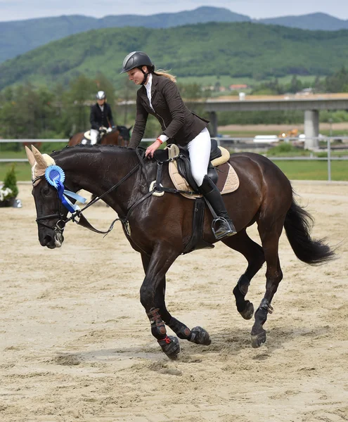 Bela mulher equitação cavalo — Fotografia de Stock