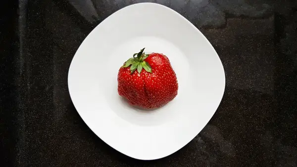 Färska jordgubbar på vit platta — Stockfoto