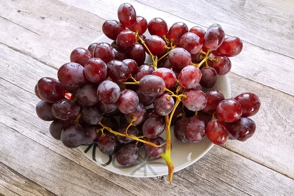 Uvas frescas na mesa de madeira — Fotografia de Stock