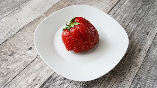 Fresh strawberry on white plate — Stock Photo, Image