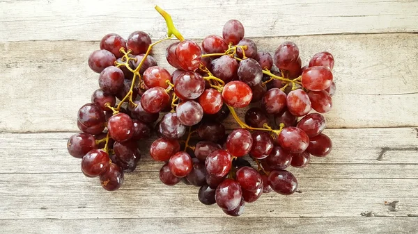 Uvas frescas na mesa de madeira — Fotografia de Stock