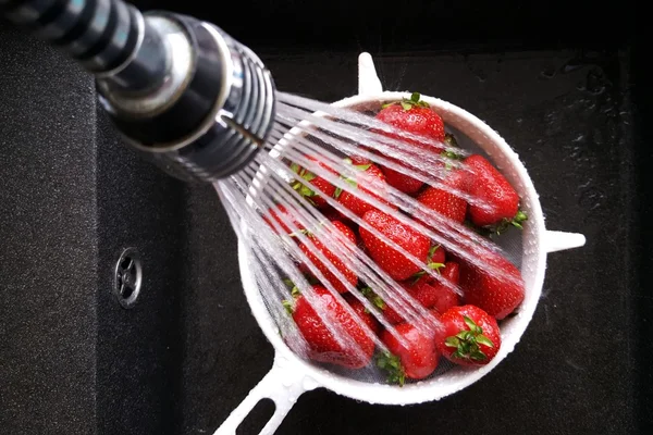 Lavage des fraises fraîches — Photo