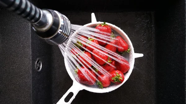 Tvätta färska jordgubbar — Stockfoto
