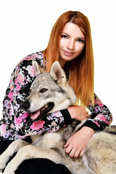 Mujer con lobo checoslovaco — Foto de Stock