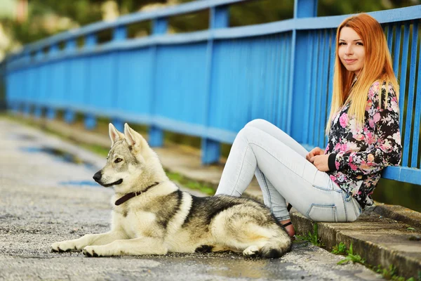 Žena s československého vlčáka — Stock fotografie