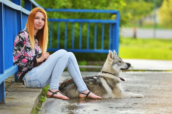 Femme avec chien loup tchécoslovaque — Photo