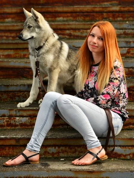 Donna con cane lupo cecoslovacco — Foto Stock