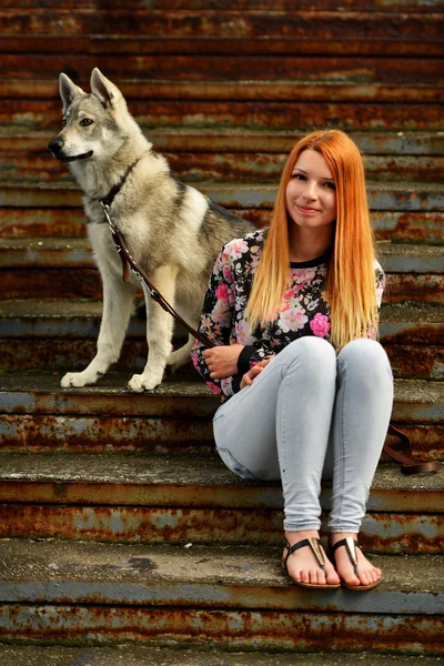 Donna con cane lupo cecoslovacco — Foto Stock