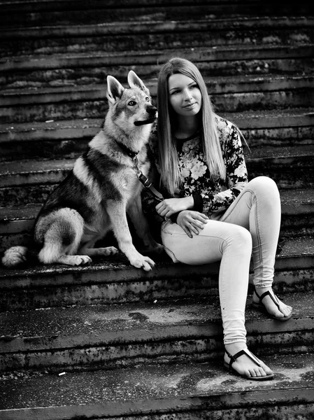 Femme avec chien loup tchécoslovaque — Photo