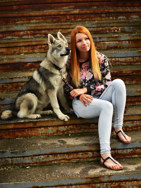 Mujer con perro lobo checoslovaco — Foto de Stock