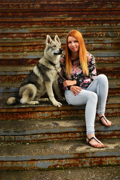 Mujer con perro lobo checoslovaco — Foto de Stock