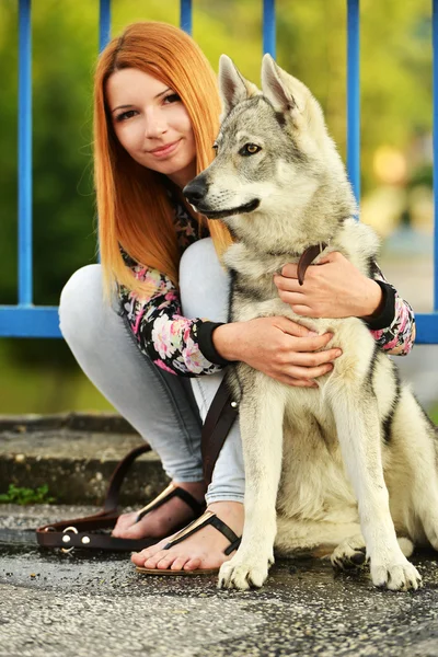 Femme avec chien loup tchécoslovaque — Photo