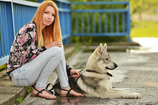 Žena s československého vlčáka — Stock fotografie