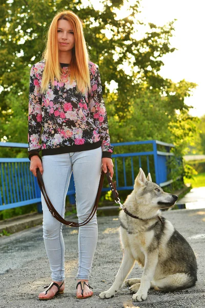 Donna con cane lupo cecoslovacco — Foto Stock
