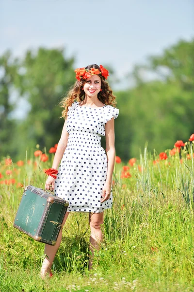 Brunette femme posant avec sac — Photo