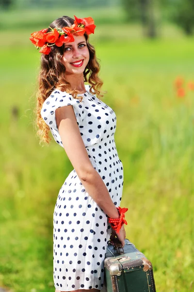 Brunette femme posant avec sac — Photo