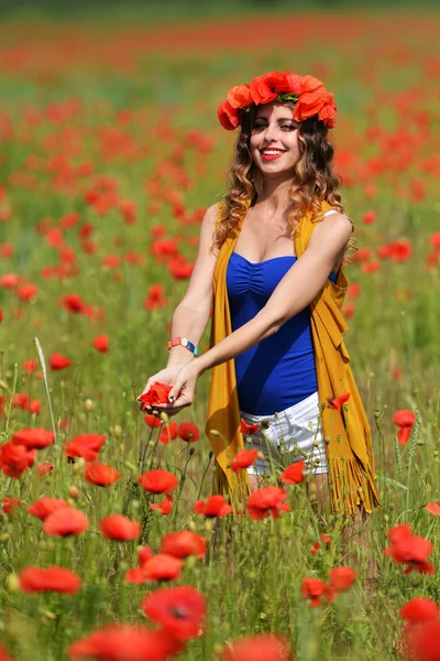 Kobieta stwarzających w dziedzinie kwitnienia MAK — Zdjęcie stockowe