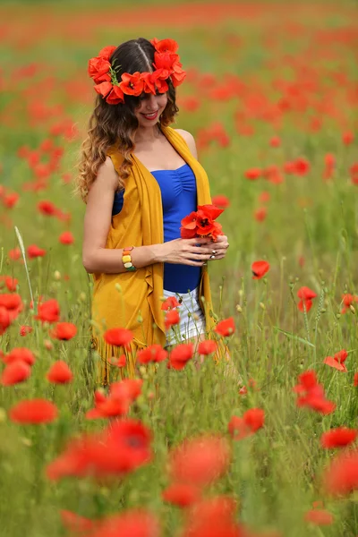 Mulher posando no campo de papoula florido — Fotografia de Stock