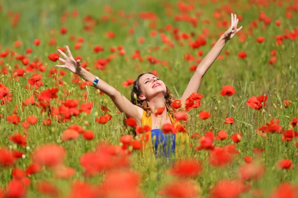 Woman posing in flowering poppy field — Stock Photo, Image