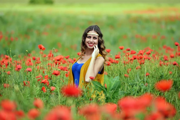 Nő pózol virágos pipacs mező — Stock Fotó