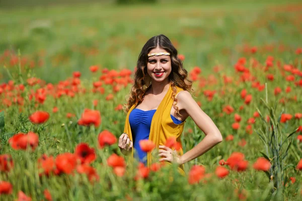 Женщина позирует на цветущем маковом поле — стоковое фото