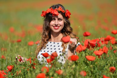 Esmer kadın çilek ile poz