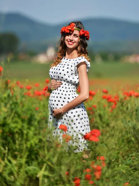Gravid brunett kvinna — Stockfoto