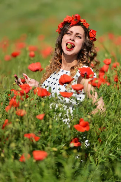 Brunett kvinna poserar med jordgubbe — Stockfoto