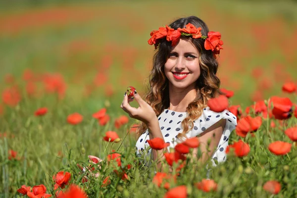 Esmer kadın çilek ile poz — Stok fotoğraf