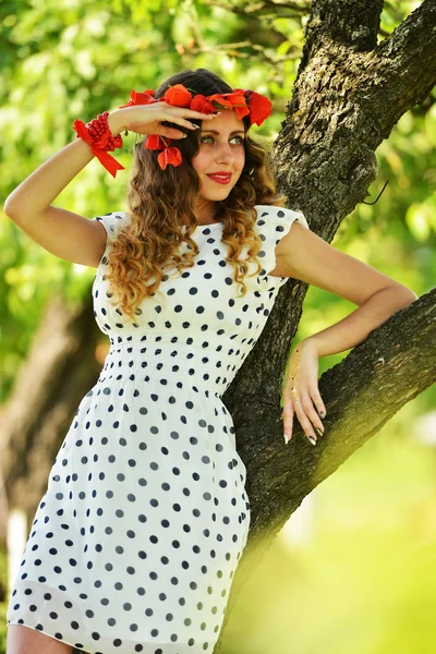 Femme posant avec chapelet de pavot — Photo