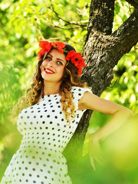 Femme posant avec chapelet de pavot — Photo