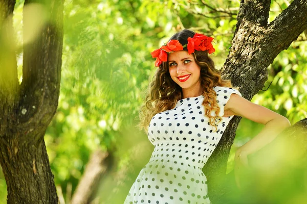 Femme posant avec chapelet de pavot — Photo