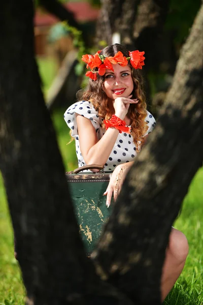 Brunett kvinna poserar med väska — Stockfoto