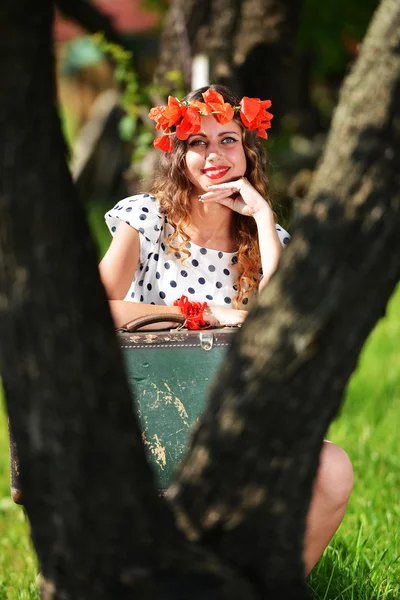 Brunette femme posant avec sac — Photo