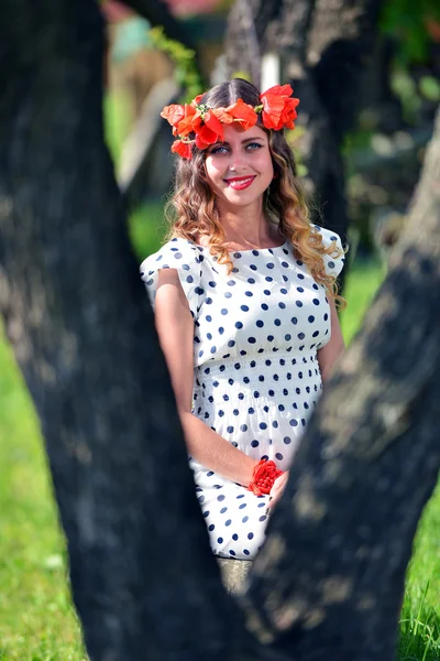 Mulher posando com papoula chaplet — Fotografia de Stock