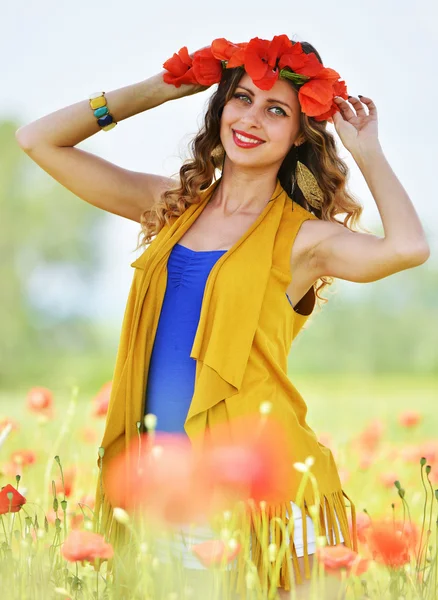 Mujer posando en campo de amapola floreciente — Foto de Stock