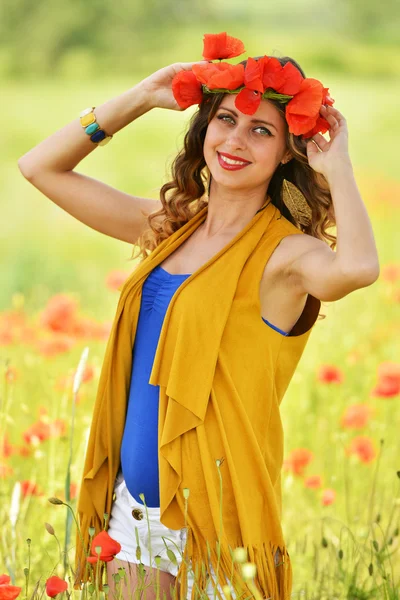 Mujer posando en campo de amapola floreciente — Foto de Stock