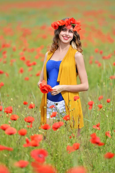 Mujer posando en campo de amapola floreciente —  Fotos de Stock