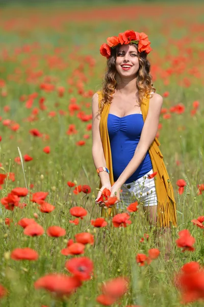 Mujer posando en campo de amapola floreciente —  Fotos de Stock