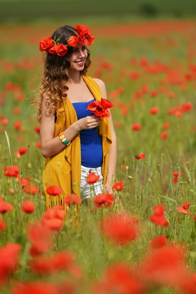 Mujer posando en campo de amapola floreciente —  Fotos de Stock