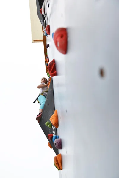 Маленька дівчинка піднімається на стіну — стокове фото